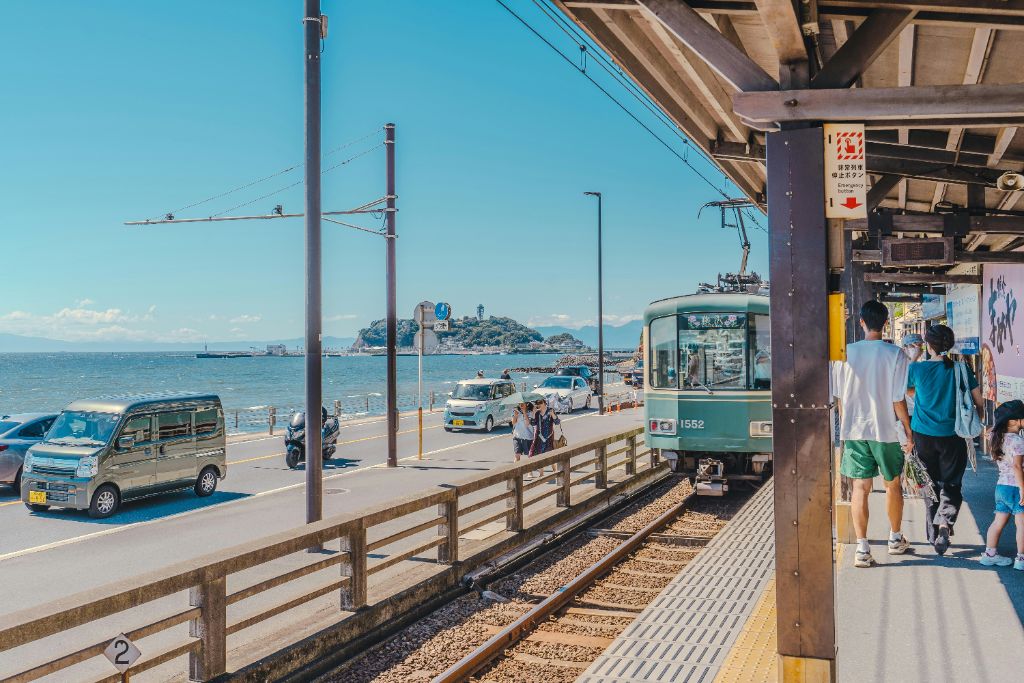 海沿いを走る江ノ電と駅ホームの風景